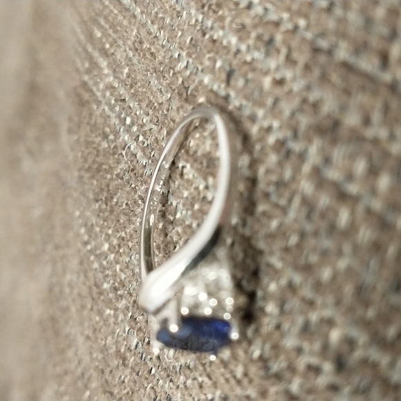 Beautiful 10k white gold blue sapphire ring with diamonds - Picture 3 of 4